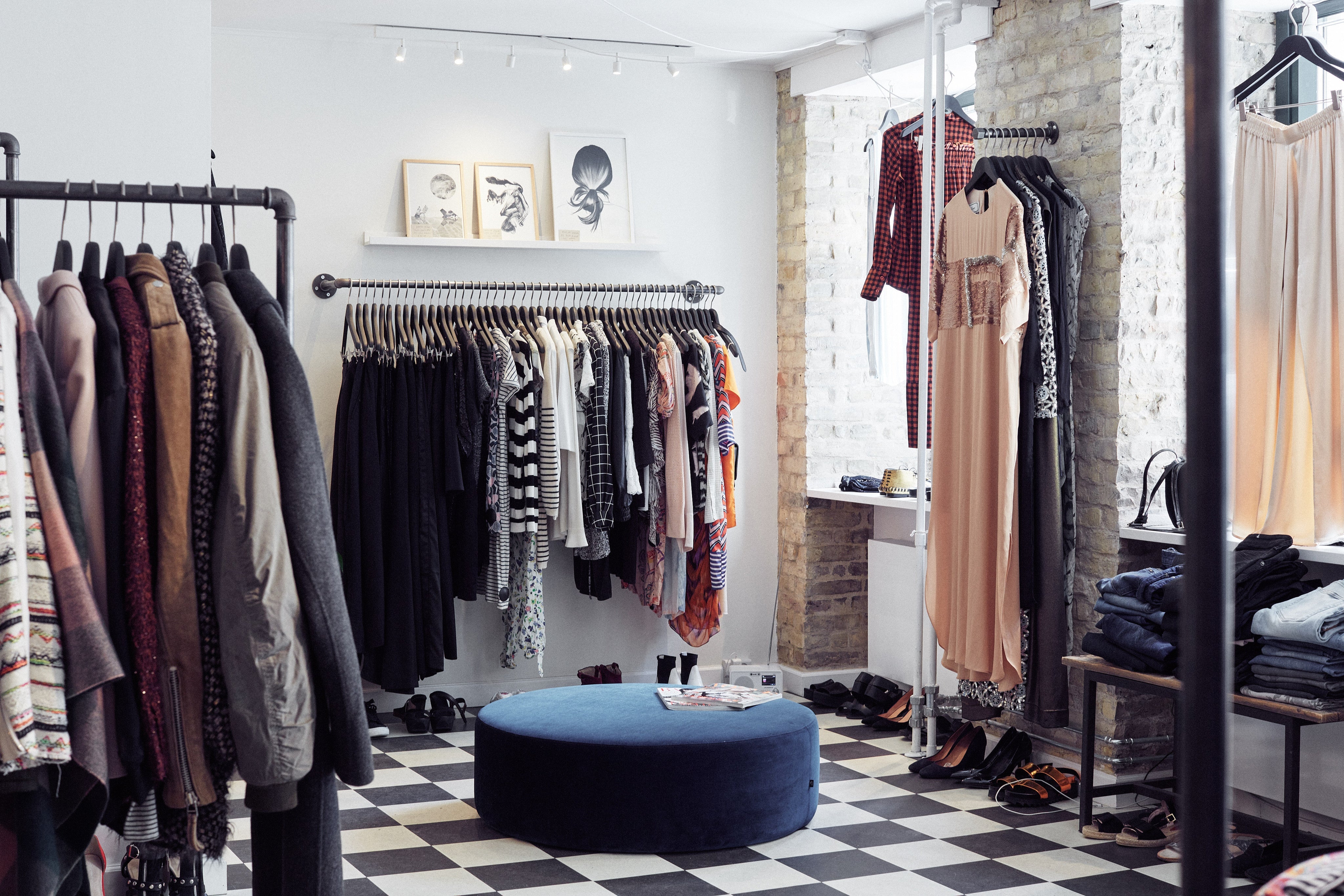 Vestiging met rackbuddy kledingrekken - tweede garderobe