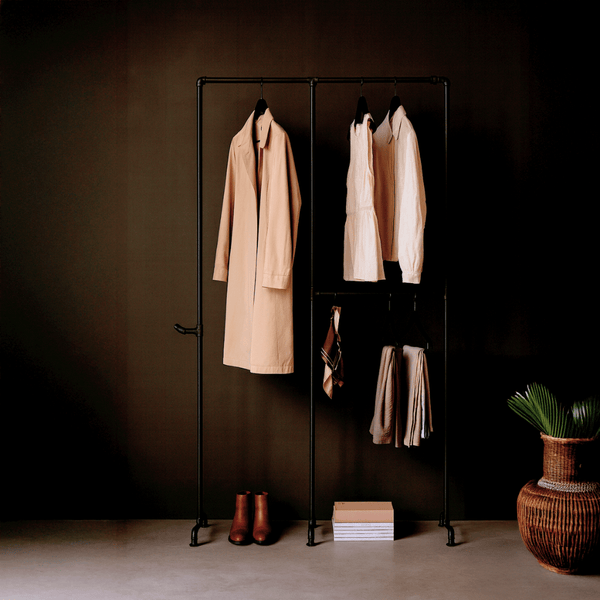 Wild Bill Elliot – Vrijstaand kledingrek van zwarte buizen