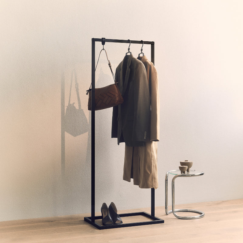 Frame Little Jackson - Zwart kledingrek met een vierkante voet